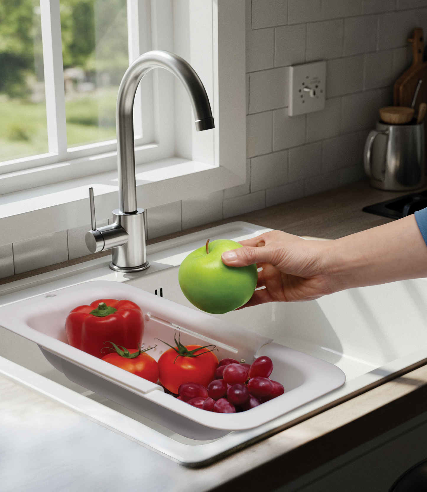Expandable Colander - On Top of the Sink White